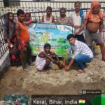 ग्राम पंचायत राज केराई में विश्व पर्यावरण दिवस पर वृक्षारोपण करते स्वच्छता कर्मी और ग्रामीण