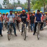 समस्तीपुर के विभूतिपुर में साइकिल चलाकर लोगों को जागरूक करते बीडीओ और अंचलाधिकारी