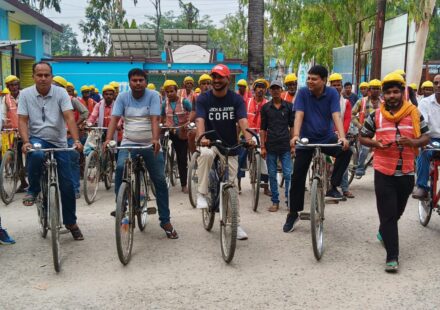 समस्तीपुर के विभूतिपुर में साइकिल चलाकर लोगों को जागरूक करते बीडीओ और अंचलाधिकारी