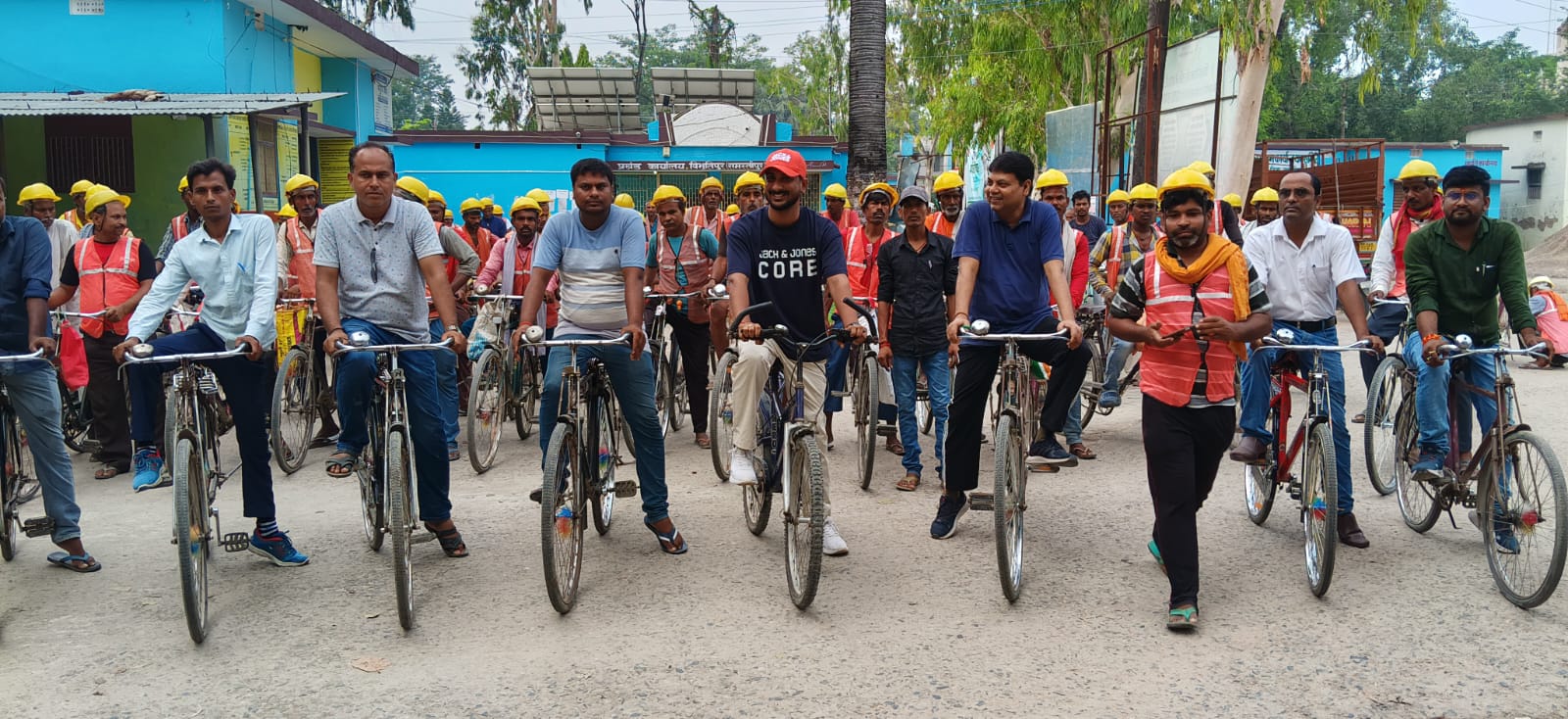 समस्तीपुर के विभूतिपुर में साइकिल चलाकर लोगों को जागरूक करते बीडीओ और अंचलाधिकारी